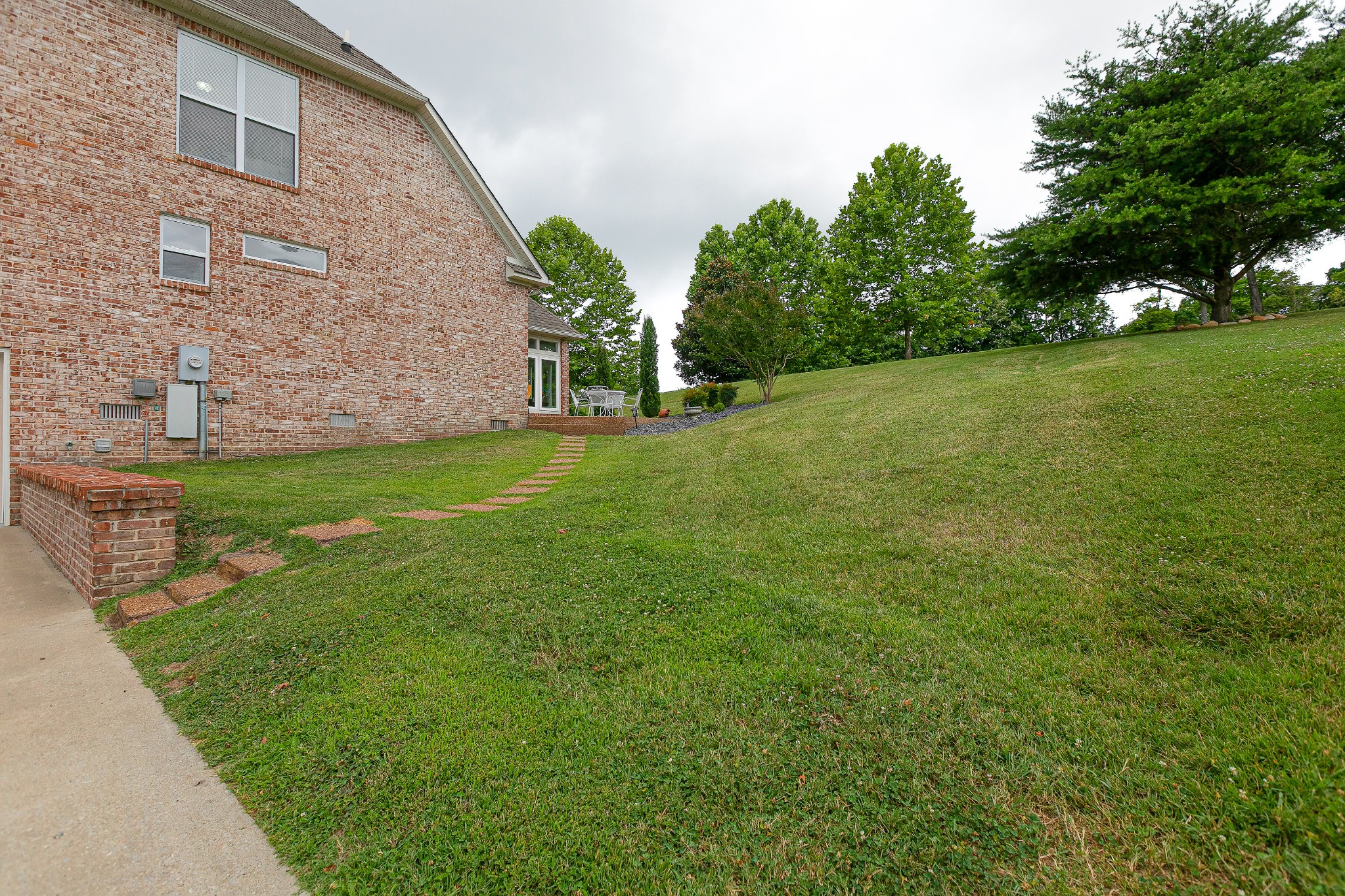 3013 Viewpointe Way Columbia, TN 38401 - Photo 39 of 39 a backyard of a house with lots of green space