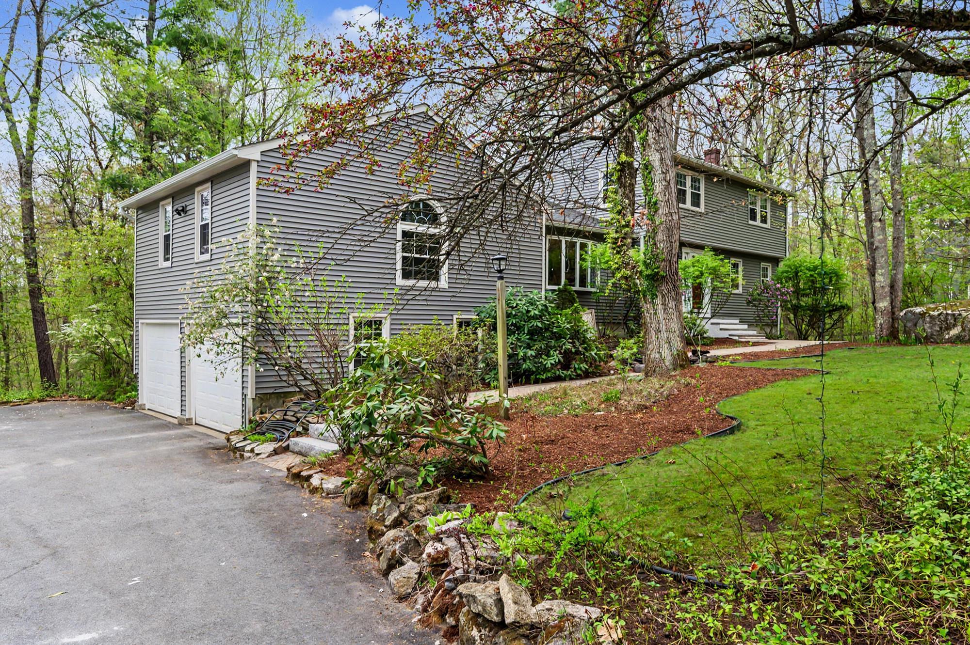 29 Old Sawmill Road Bedford, NH 03110 - Photo 1 of 46
