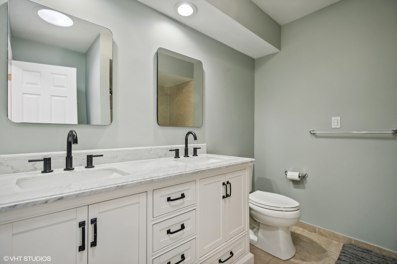 3951 Rutgers Lane Northbrook, IL 60062 - Photo 18 of 22 a bathroom with a toilet sink and mirror