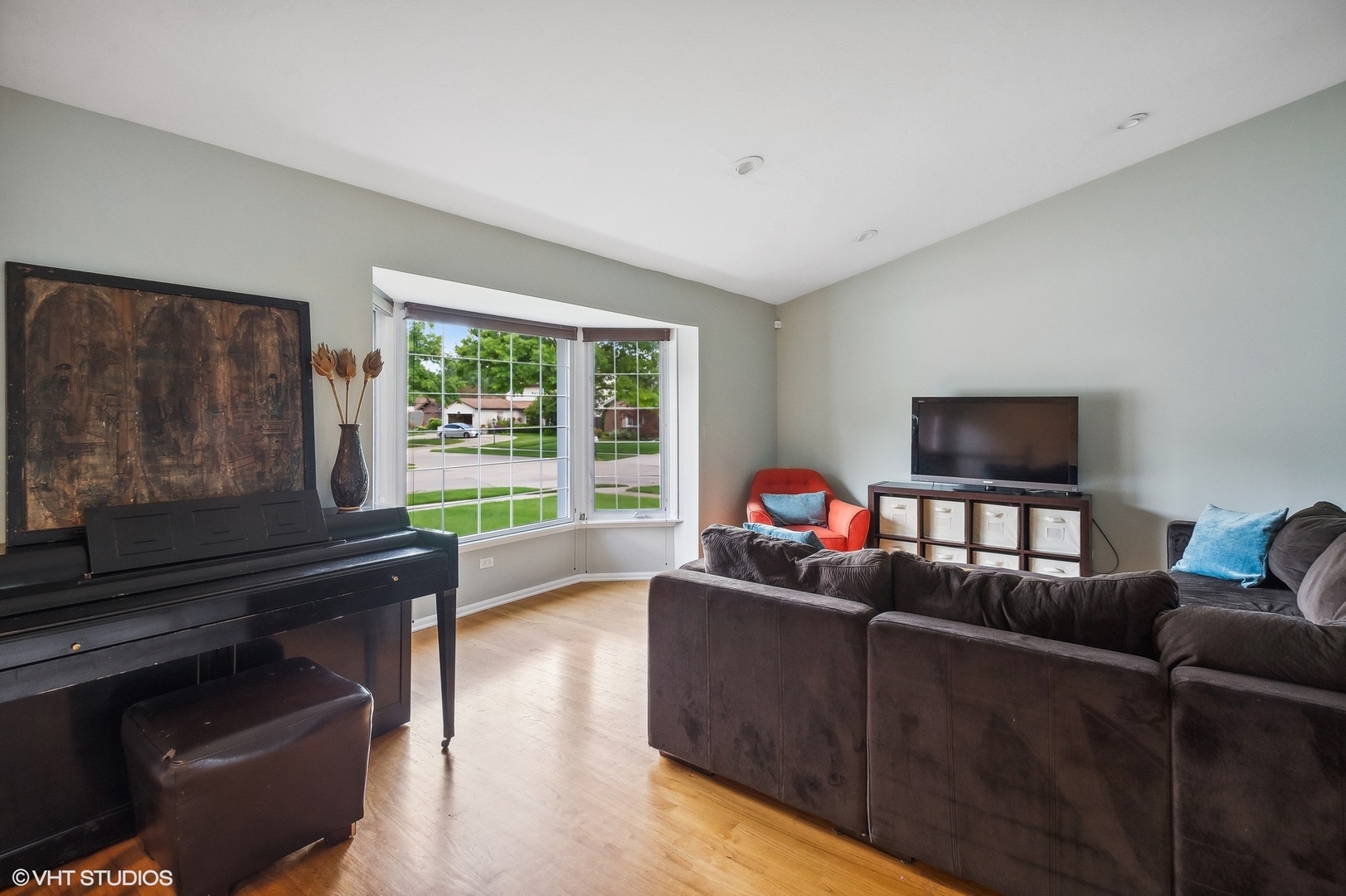 3951 Rutgers Lane Northbrook, IL 60062 - Photo 3 of 22 a living room with furniture and a flat screen tv