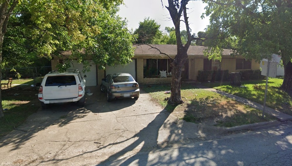 a view of a back yard of the house