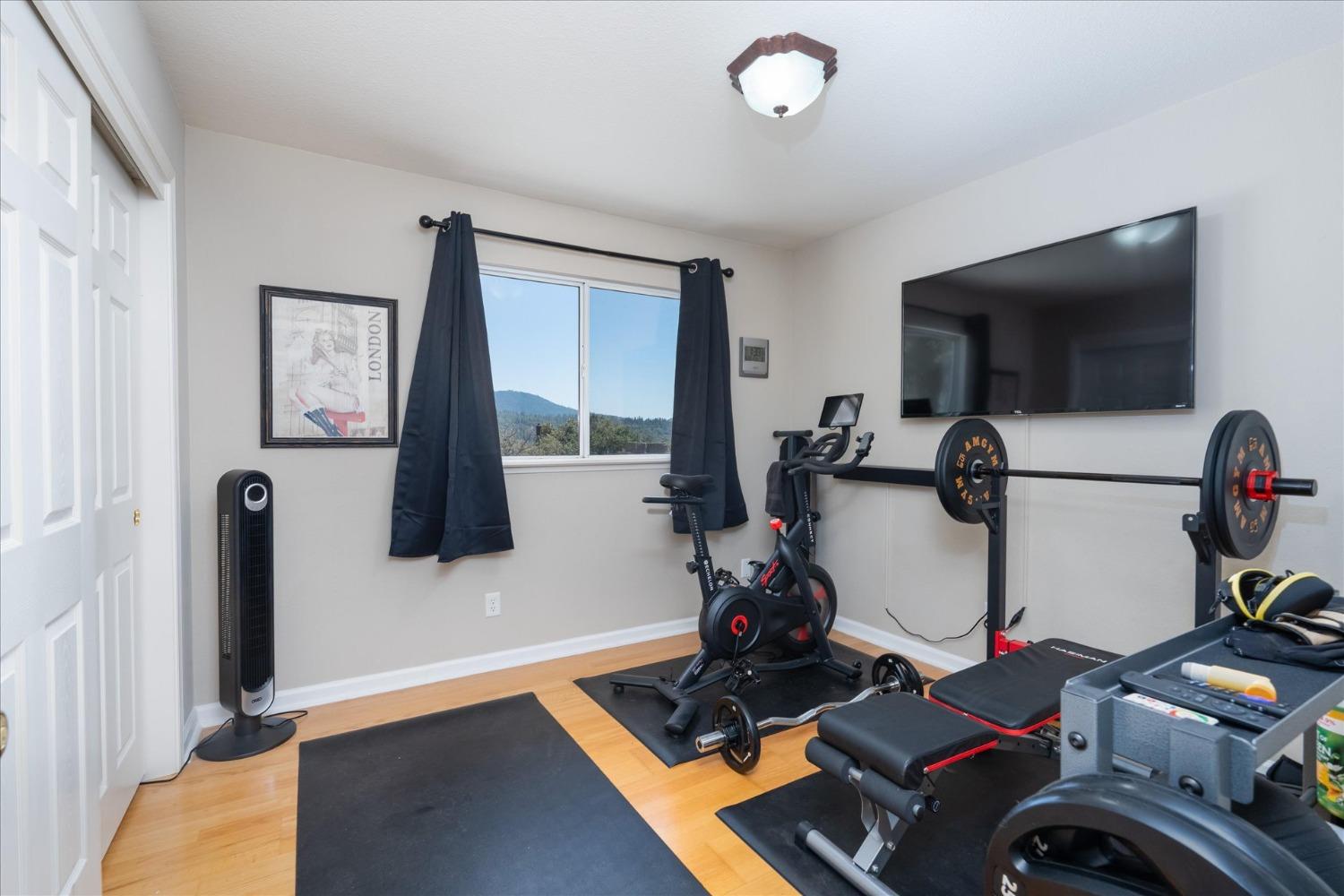 41175 Jean Road West Oakhurst, CA 93644 - Photo 29 of 43 a room with furniture and a flat screen tv
