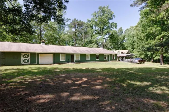 a view of a house with a yard