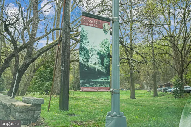 a sign that is sitting on a brick wall