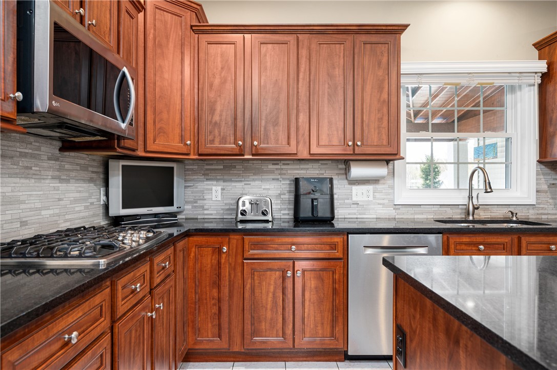 27 Windsong Road Cumberland, RI 02864 - Photo 4 of 49