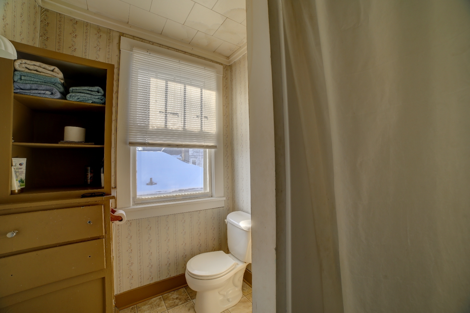 215 South 3rd Street Watseka, IL 60970 - Photo 5 of 17 a bathroom with a toilet