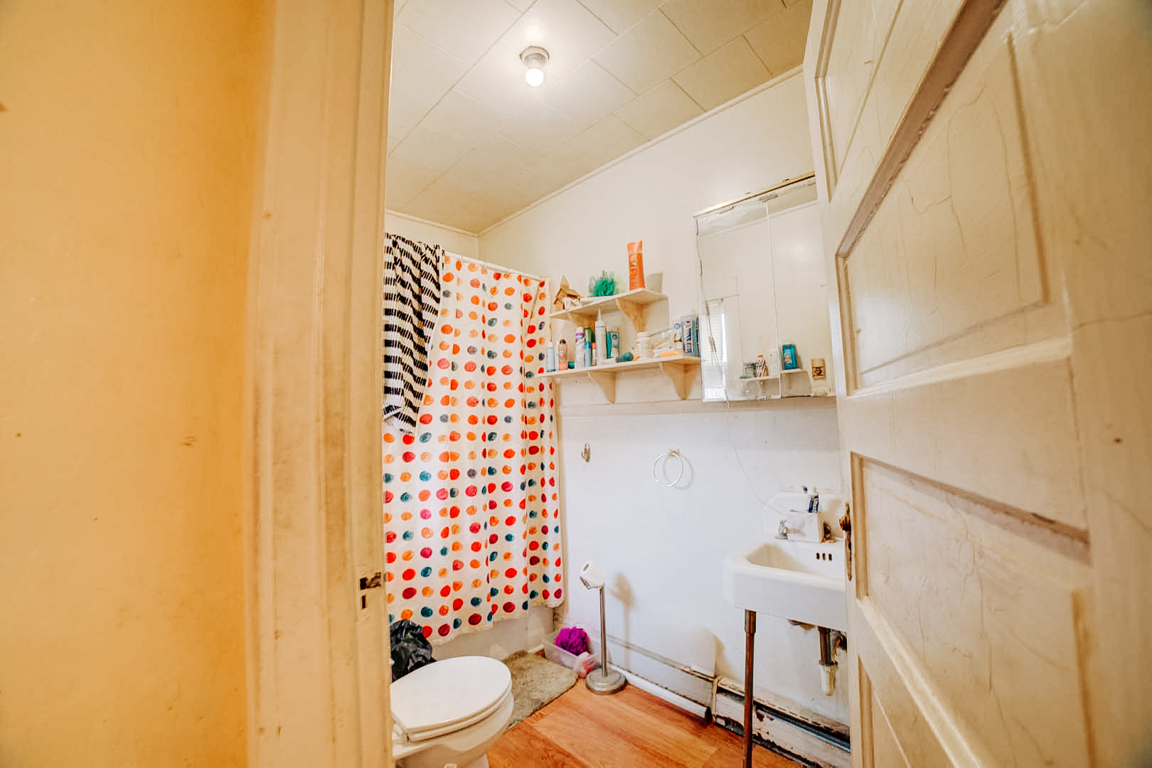215 South 3rd Street Watseka, IL 60970 - Photo 10 of 17 a bathroom with a sink toilet and shower