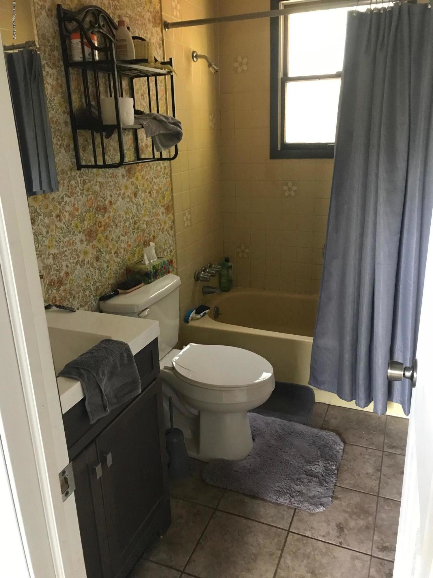103 Doe Loop Bushkill, PA 18324 - Photo 17 of 32 main bath
