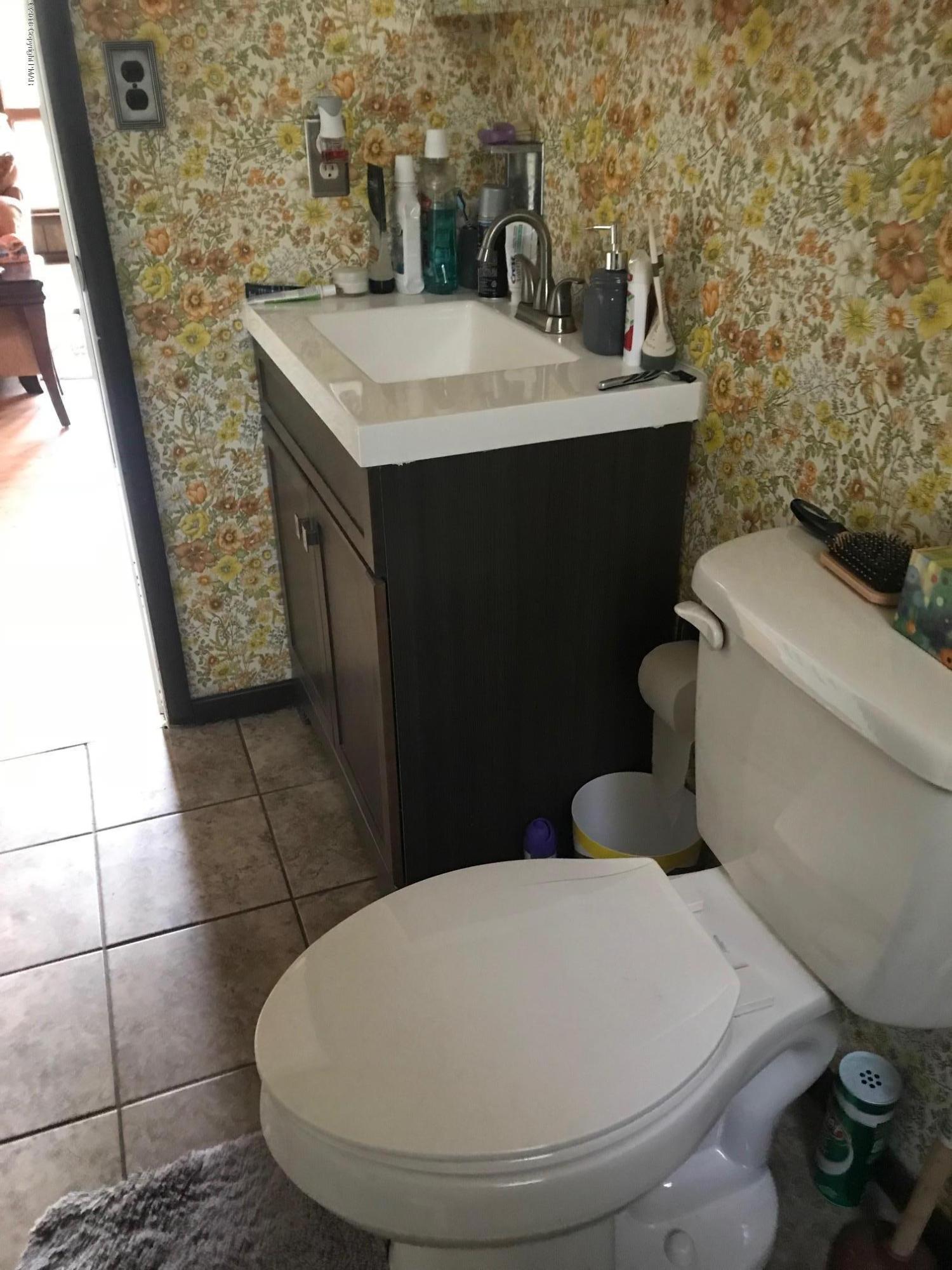 103 Doe Loop Bushkill, PA 18324 - Photo 18 of 32 main bath2