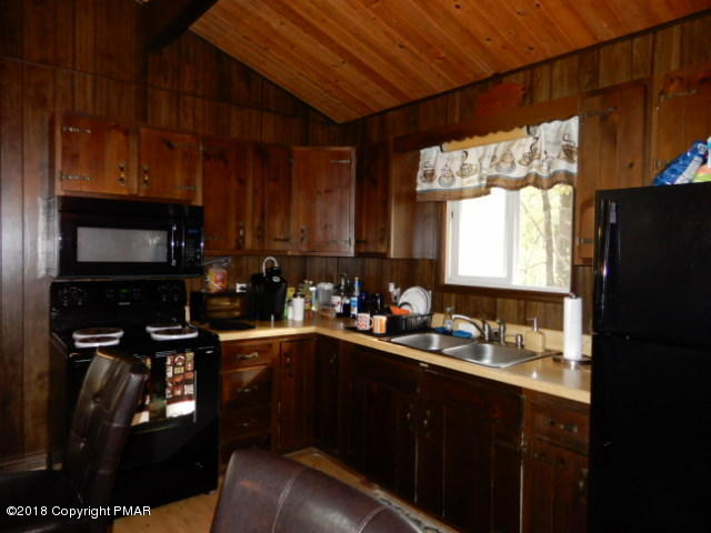 103 Doe Loop Bushkill, PA 18324 - Photo 10 of 32 kitchen