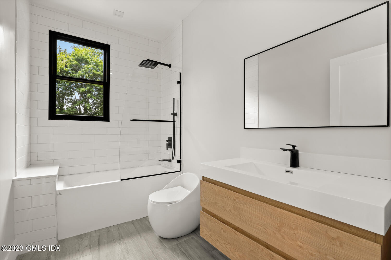 35 Bonwit Road Riverside, CT 06878 - Photo 12 of 20 a bathroom with a bathtub and a sink