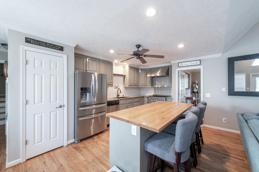 201 Buck Point Court Aiken, SC 29803 - Photo 3 of 29 Kitchen with Island!