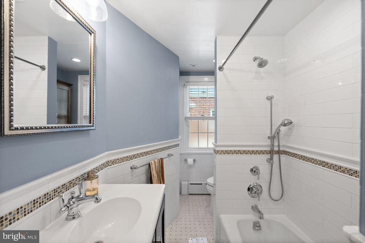 627 Kenilworth Road Ardmore, PA 19003 - Photo 7 of 11 a bathroom with a tub and a sink