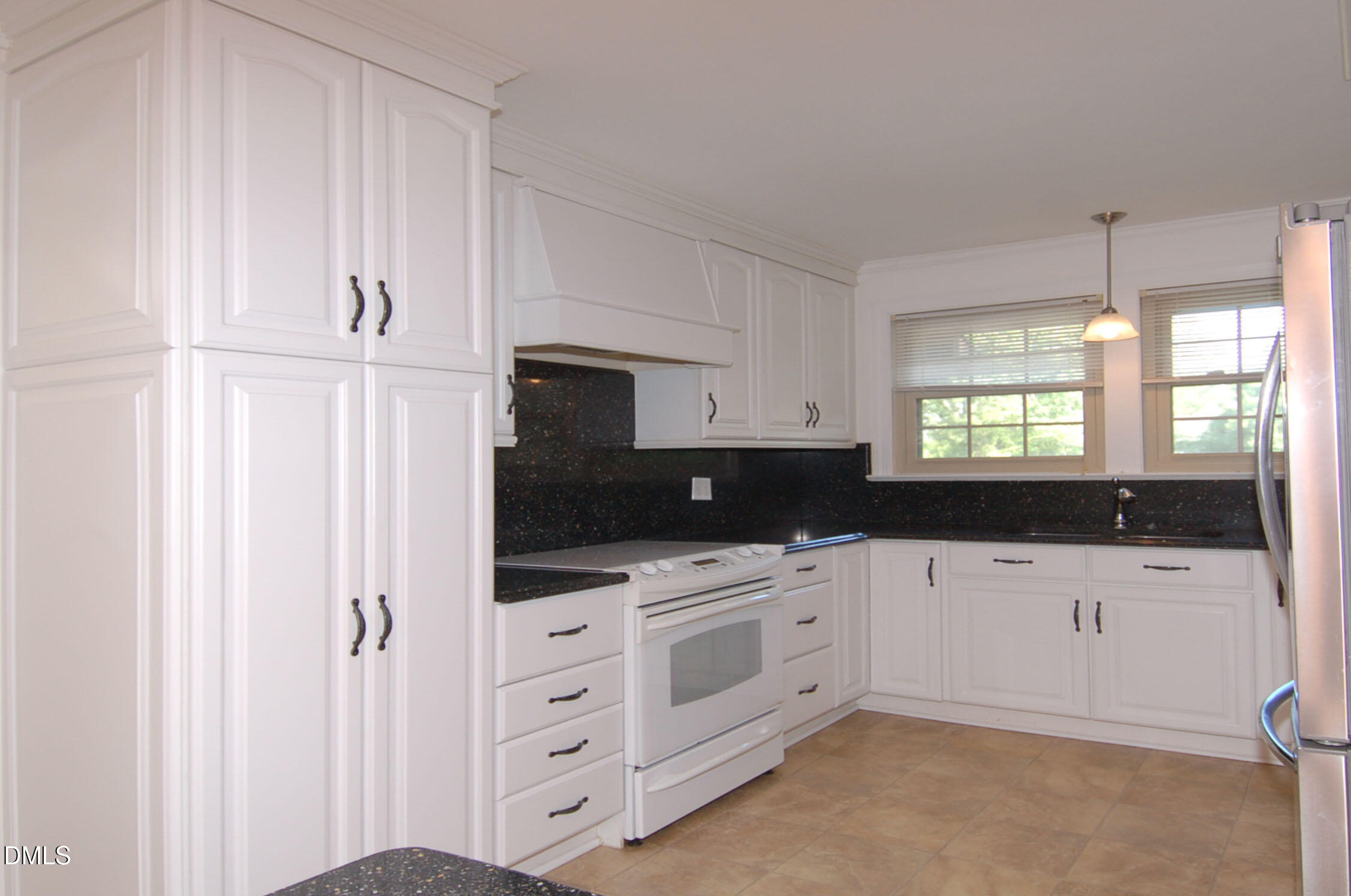 706 Smedes Place Raleigh, NC 27605 - Photo 3 of 21 4 Kitchen