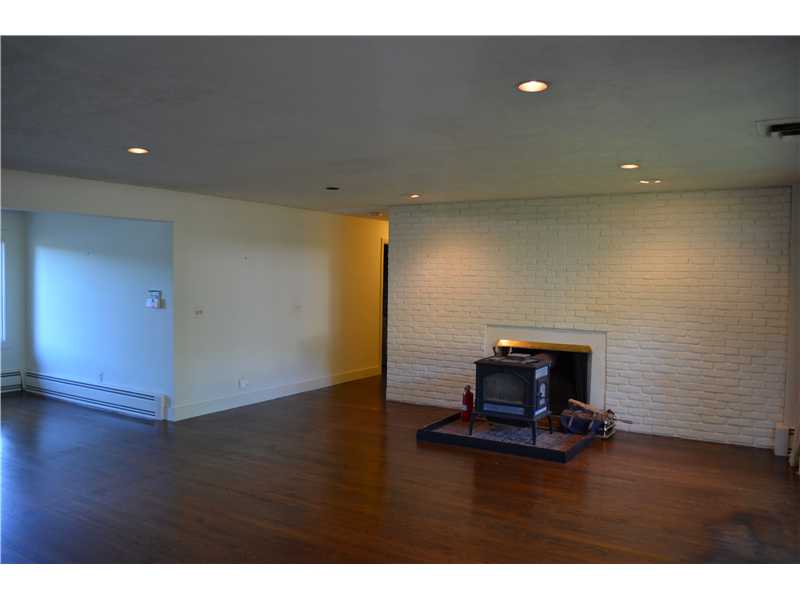 17 Riverside Drive Barrington, RI 02806 - Photo 4 of 10 Living Room.
