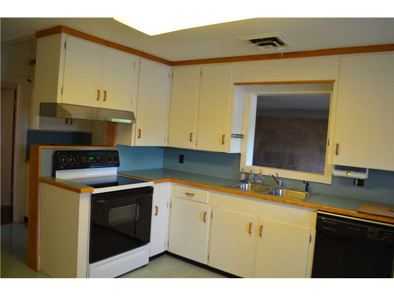 17 Riverside Drive Barrington, RI 02806 - Photo 6 of 10 Kitchen.