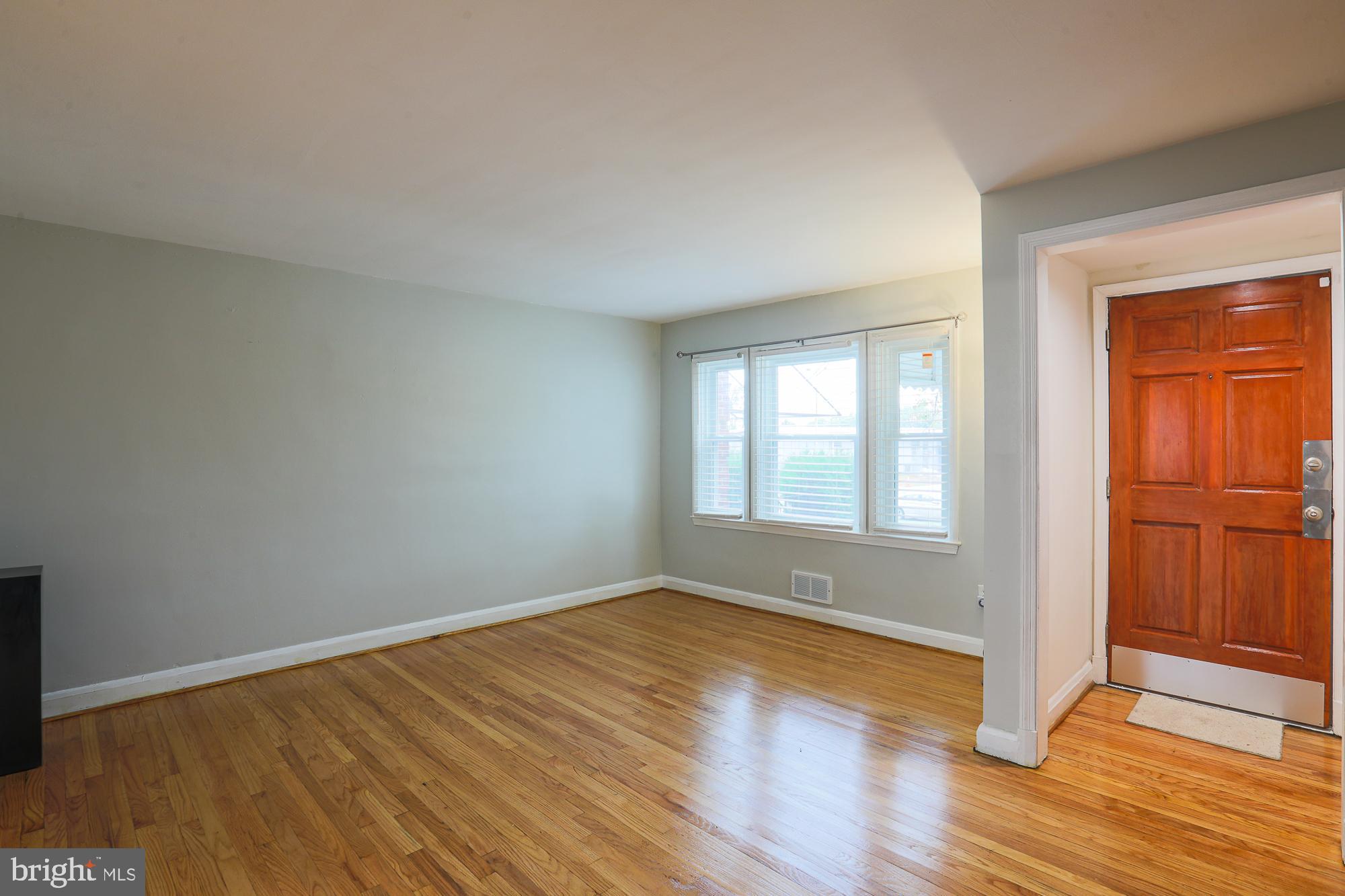 1526 Winford Road Baltimore, MD 21239 - Photo 4 of 27 Living Room