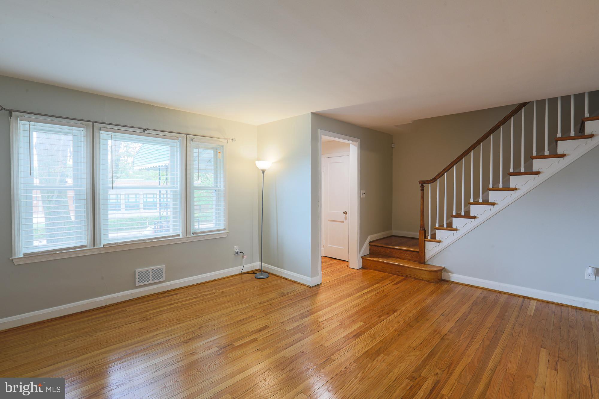 1526 Winford Road Baltimore, MD 21239 - Photo 5 of 27 Living Room