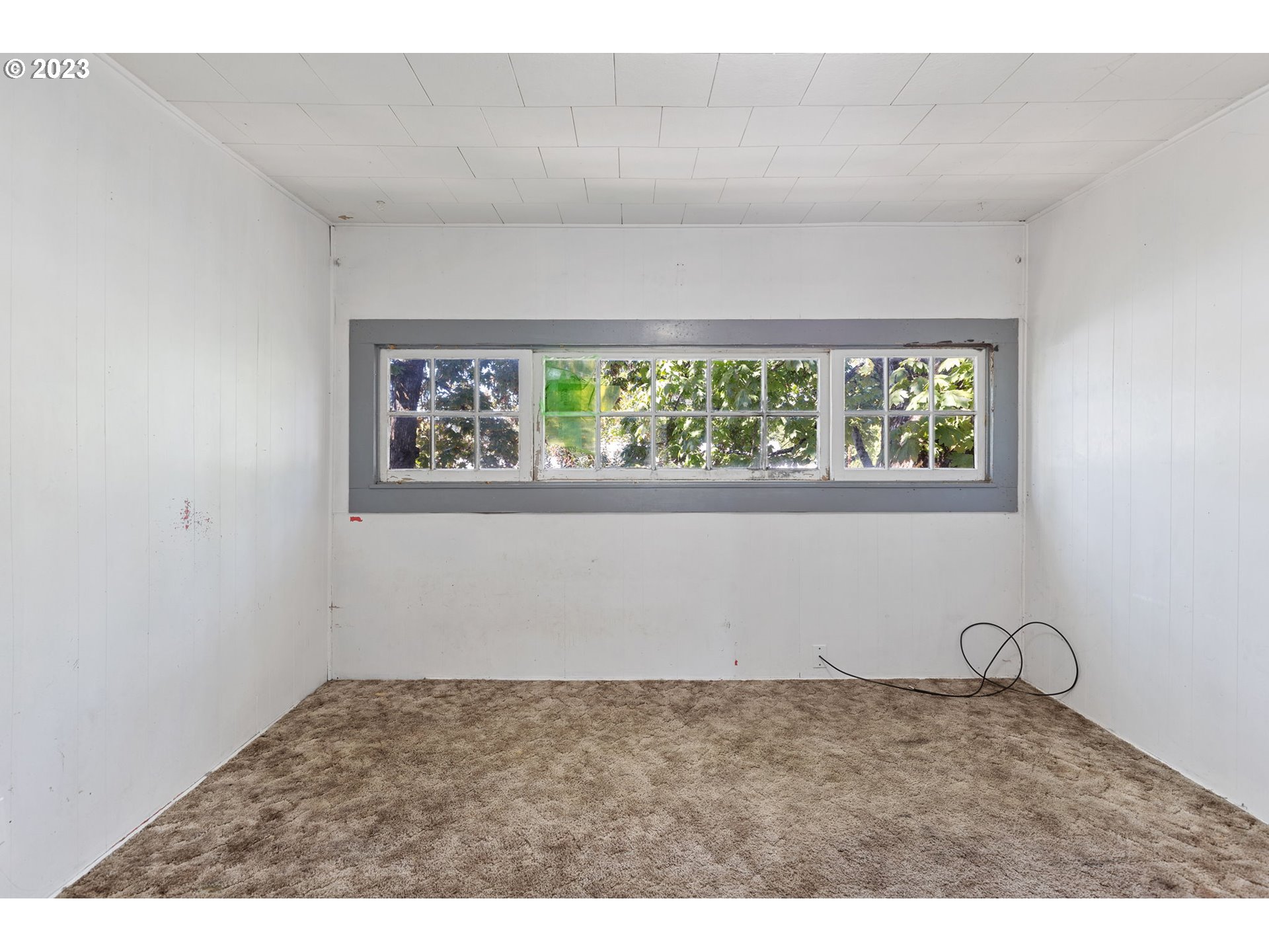 302 Southwest Pine Street Grants Pass, OR 97526 - Photo 15 of 20 a room with a window