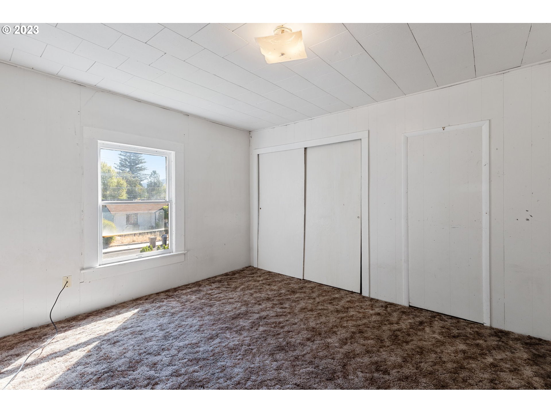302 Southwest Pine Street Grants Pass, OR 97526 - Photo 17 of 20 a view of an empty room with window