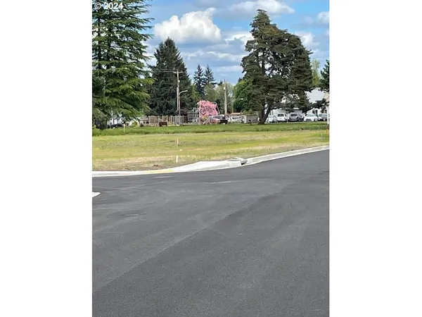 $325,000 | Northwest 10th Avenue, Canby, OR 97013