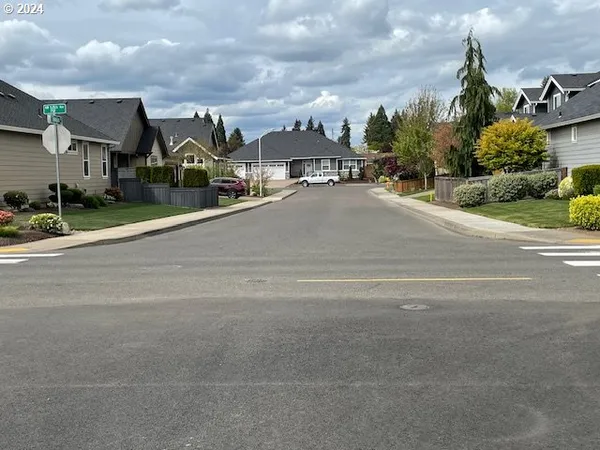 $325,000 | Northwest 10th Avenue, Canby, OR 97013