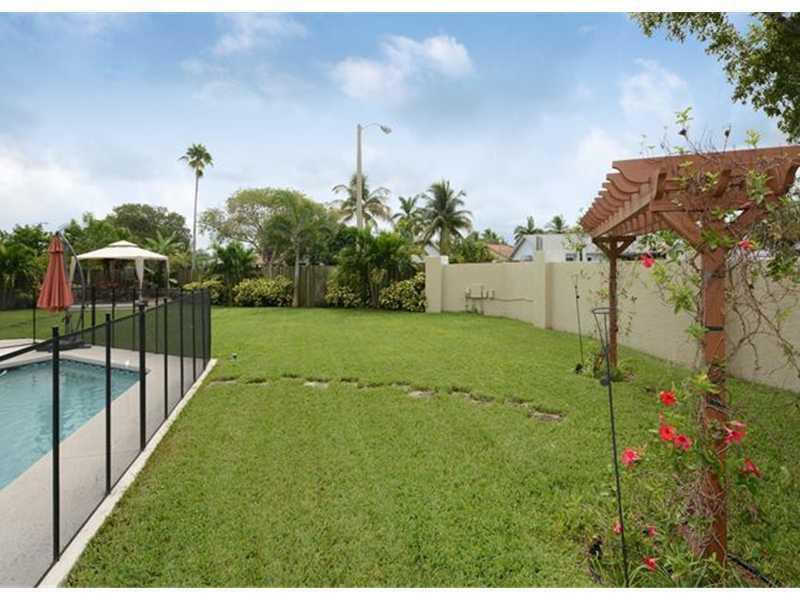 9938 Northwest 42nd Court Sunrise, FL 33351 - Photo 17 of 19 Yard/Garden
