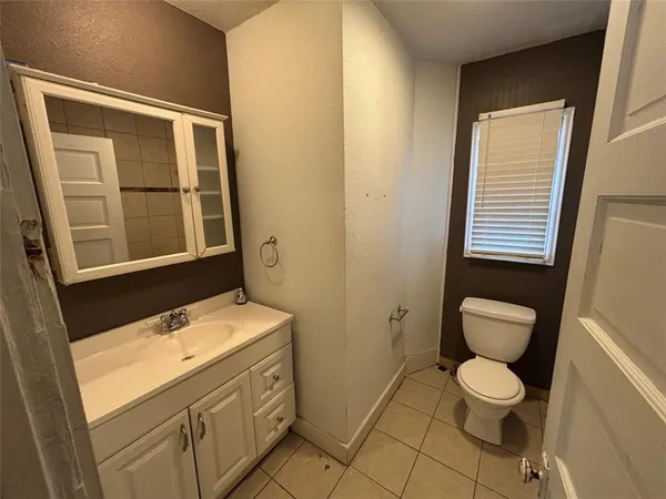 $1,350 | 909 West Wardville Street, Cleburne, TX 76033