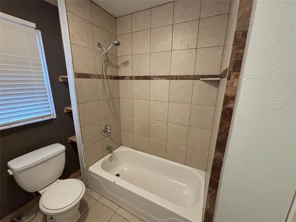 $1,350 | 909 West Wardville Street, Cleburne, TX 76033