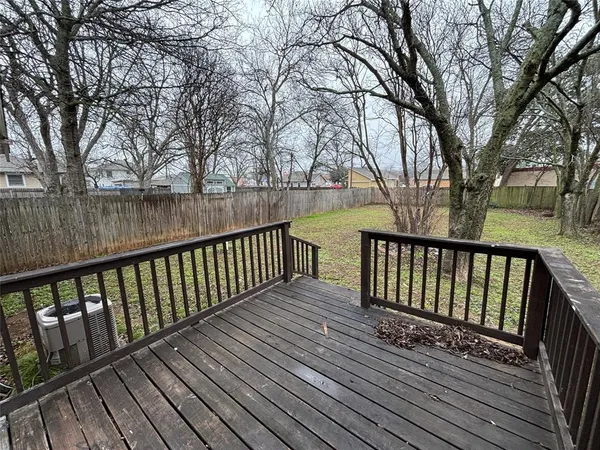 $1,350 | 909 West Wardville Street, Cleburne, TX 76033