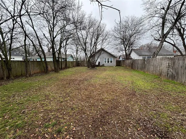 $1,350 | 909 West Wardville Street, Cleburne, TX 76033