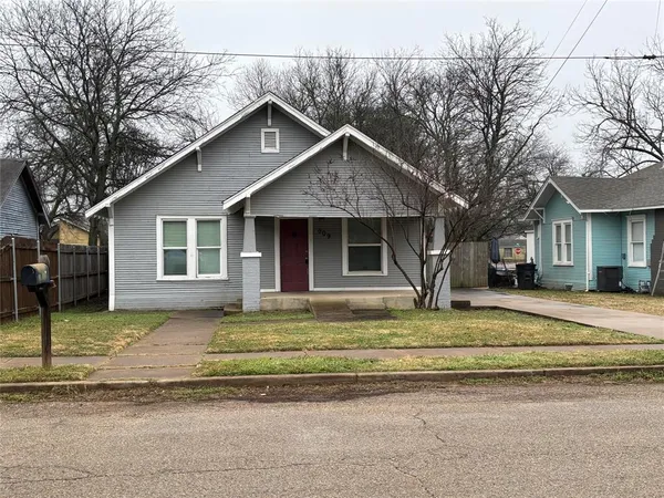 $1,350 | 909 West Wardville Street, Cleburne, TX 76033