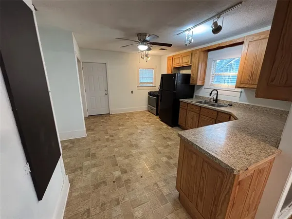 $1,350 | 909 West Wardville Street, Cleburne, TX 76033