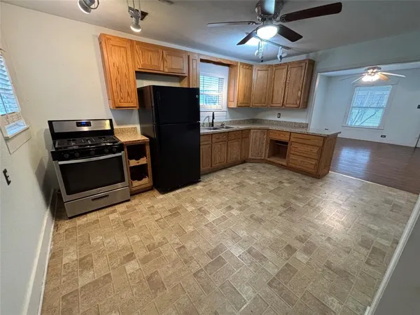 $1,350 | 909 West Wardville Street, Cleburne, TX 76033