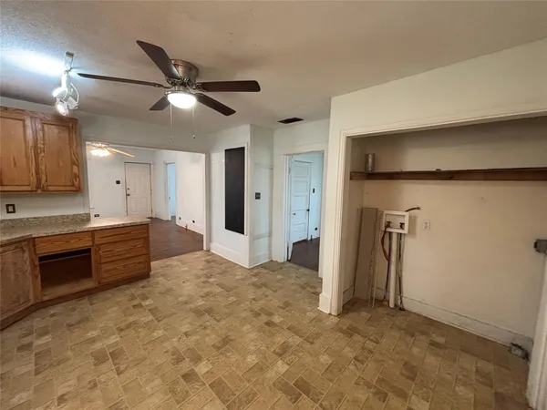 $1,350 | 909 West Wardville Street, Cleburne, TX 76033