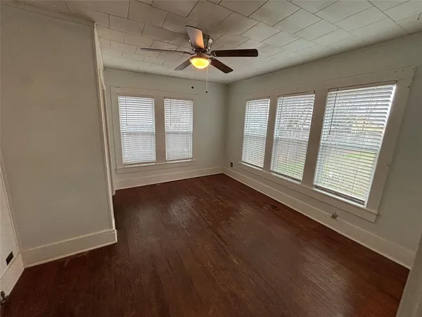 $1,350 | 909 West Wardville Street, Cleburne, TX 76033