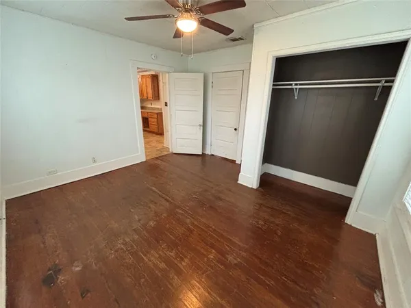 $1,350 | 909 West Wardville Street, Cleburne, TX 76033