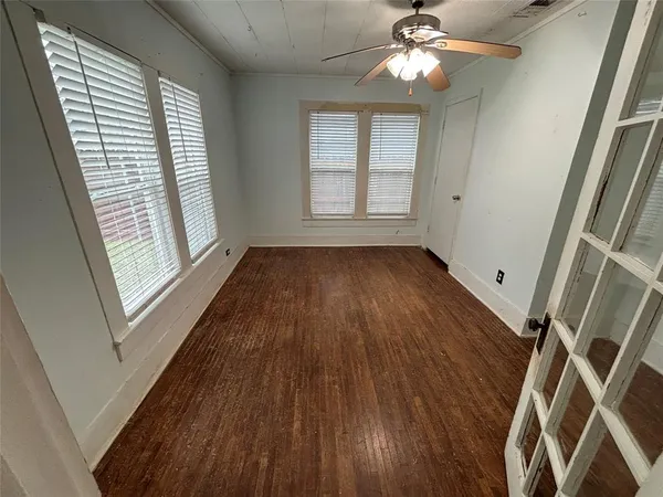 $1,350 | 909 West Wardville Street, Cleburne, TX 76033