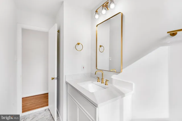 $2,950 | 618 19th Street South, Unit B, Arlington, VA 22202