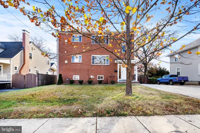 $2,950 | 618 19th Street South, Unit B, Arlington, VA 22202