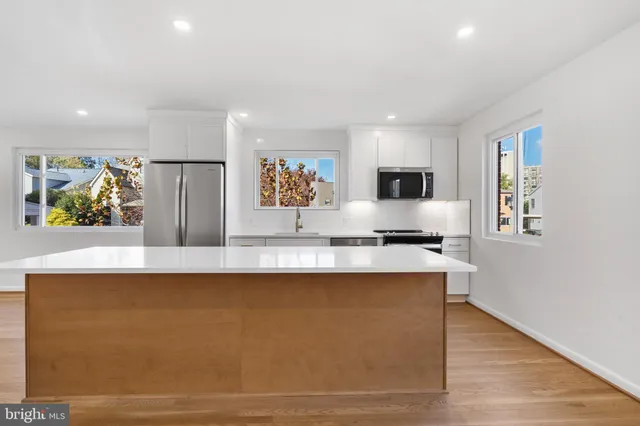 $2,950 | 618 19th Street South, Unit B, Arlington, VA 22202