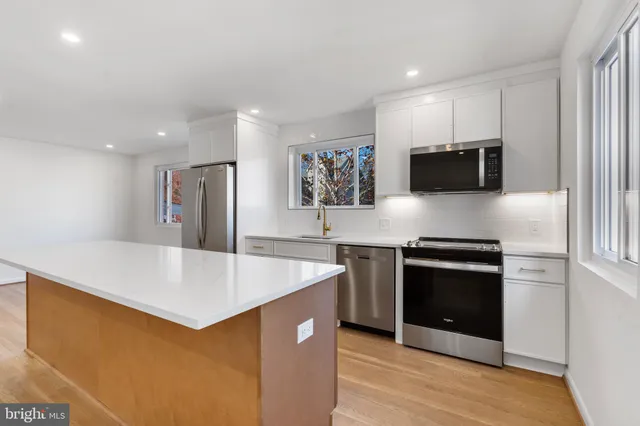 $2,950 | 618 19th Street South, Unit B, Arlington, VA 22202