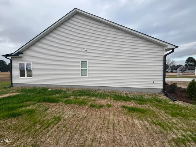 a view of a house with backyard