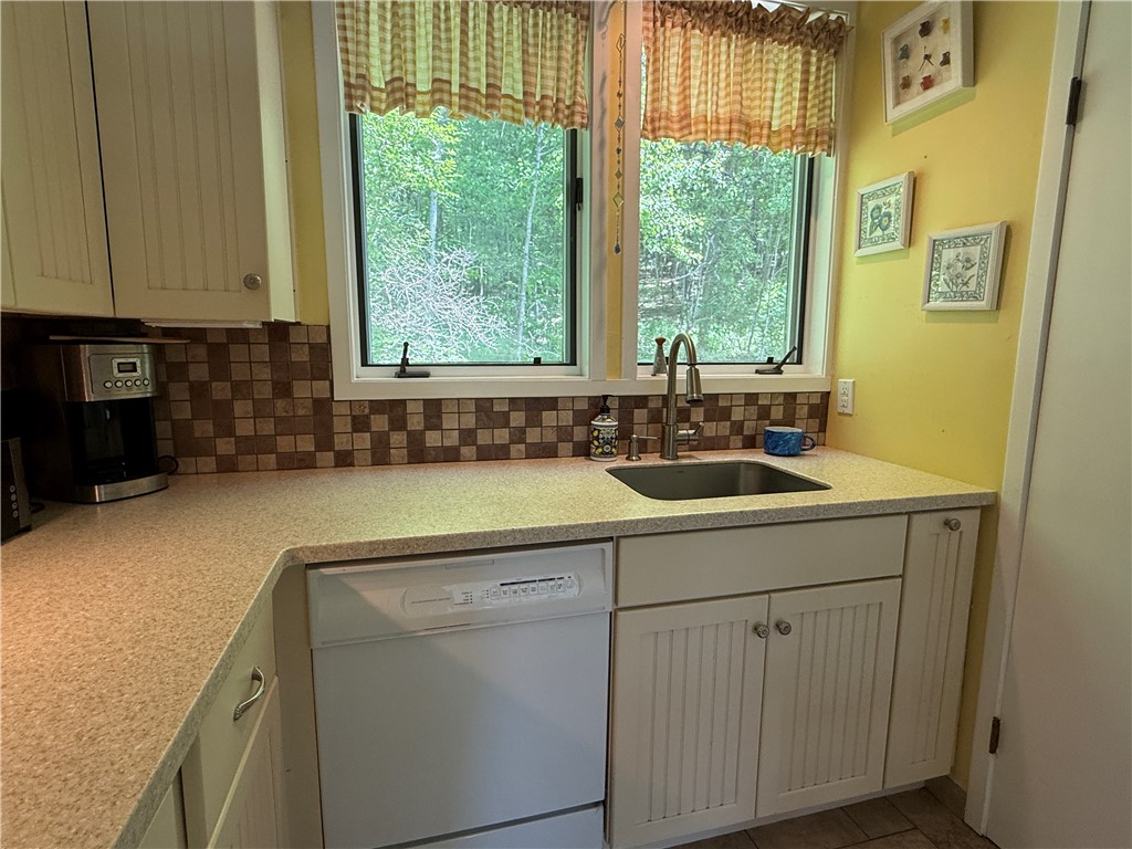 260 Pines Drive, Unit 810 Roxbury, NY 12421 - Photo 11 of 43 Kitchen