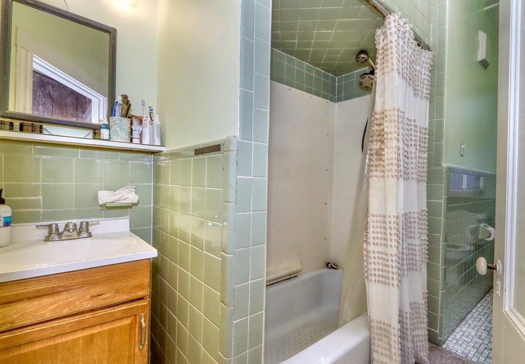 31-33 Rockingham Street Cambridge, MA 02139 - Photo 13 of 22 a bathroom with a shower