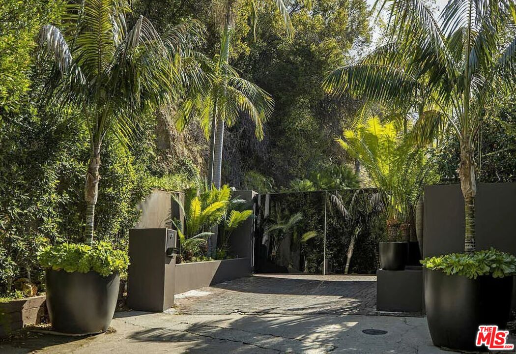 1380 Mockingbird Place Los Angeles, CA 90069 - Photo 2 of 13