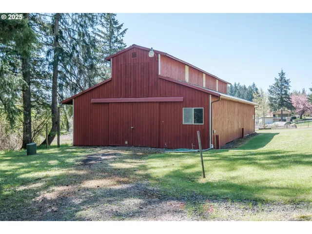 a view of a house with backyard