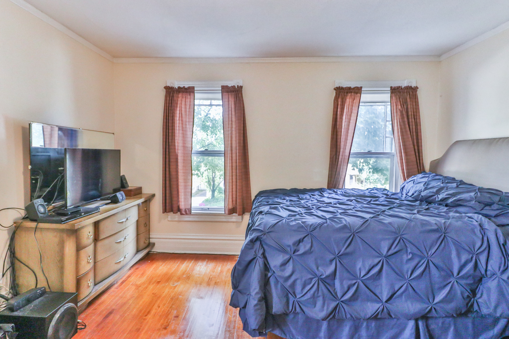 15 Rugby Place Elgin, IL 60120 - Photo 18 of 24 a bedroom with a bed and a flat tv screen on dresser