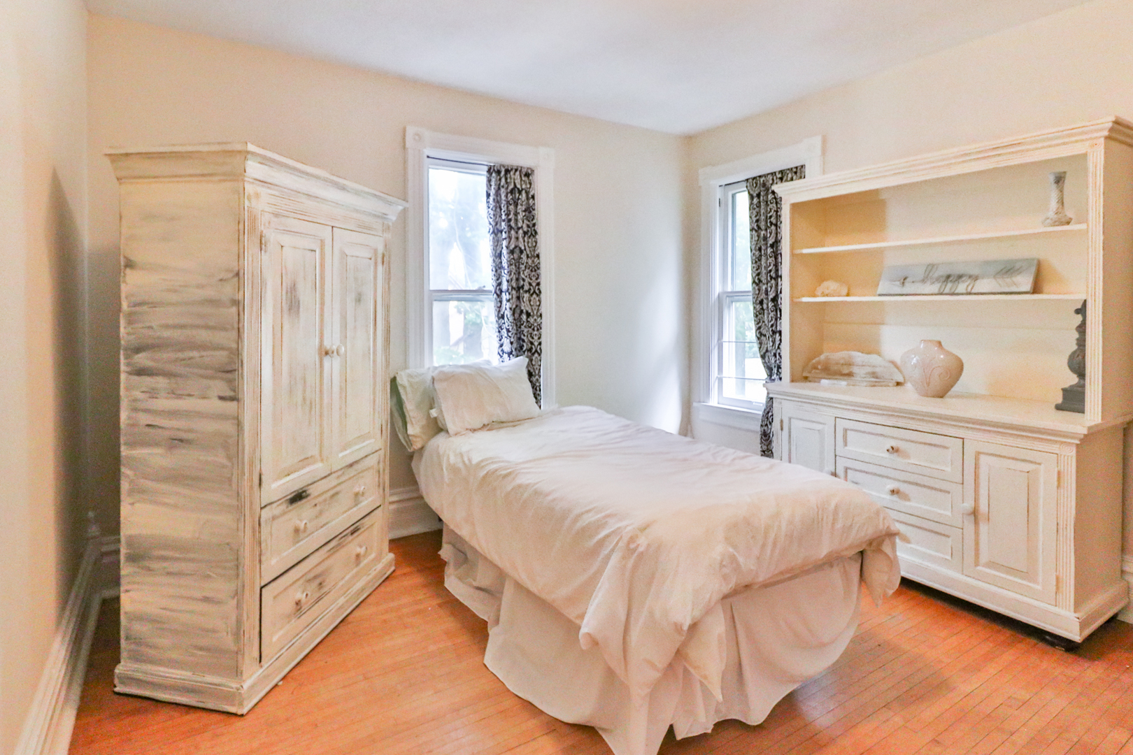 15 Rugby Place Elgin, IL 60120 - Photo 20 of 24 a bedroom with a bed and a window