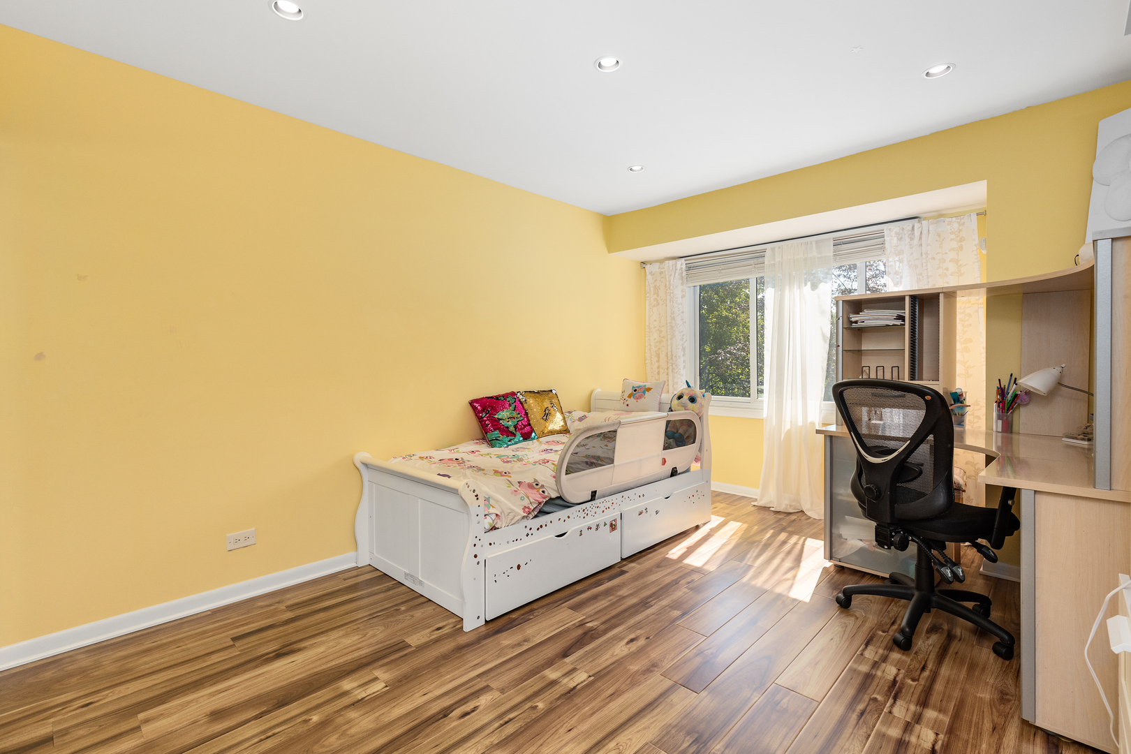 833 Swallow Street Deerfield, IL 60015 - Photo 18 of 37 a living room with furniture and a table